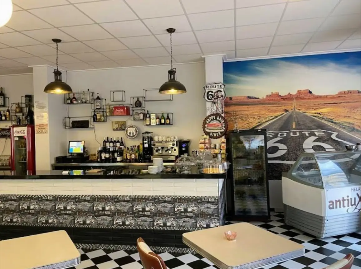 Barra del bar con decoración Route 66