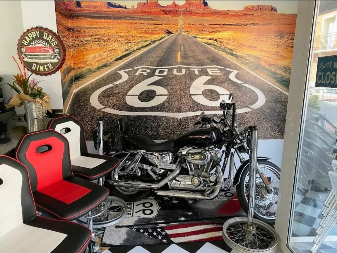 Rincón Route 66 del local con una Harley-Davidson y un mural de carretera